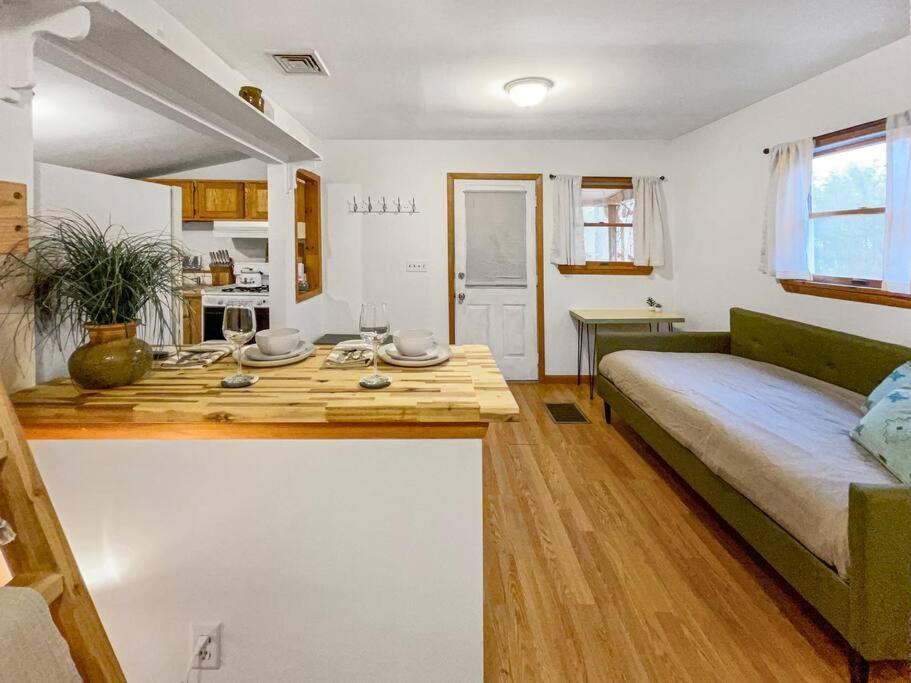Breezy Hill Eccentric Studio Cottage Accord Extérieur photo