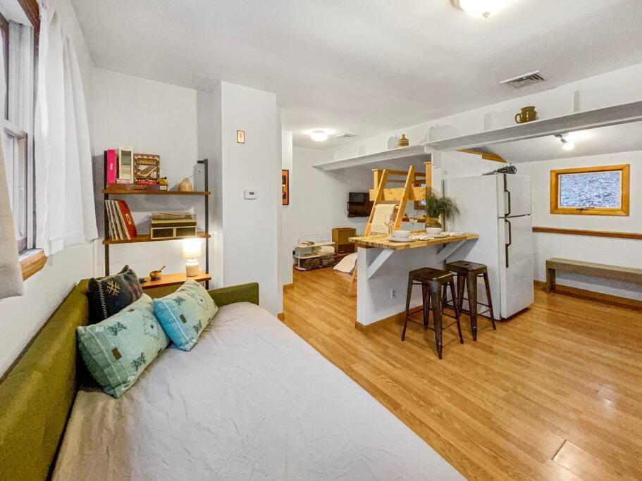 Breezy Hill Eccentric Studio Cottage Accord Extérieur photo