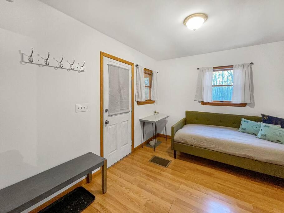 Breezy Hill Eccentric Studio Cottage Accord Extérieur photo